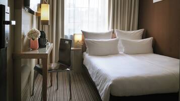 Habitación Confort doble | Caja fuerte, escritorio, cortinas opacas y tabla de planchar con plancha