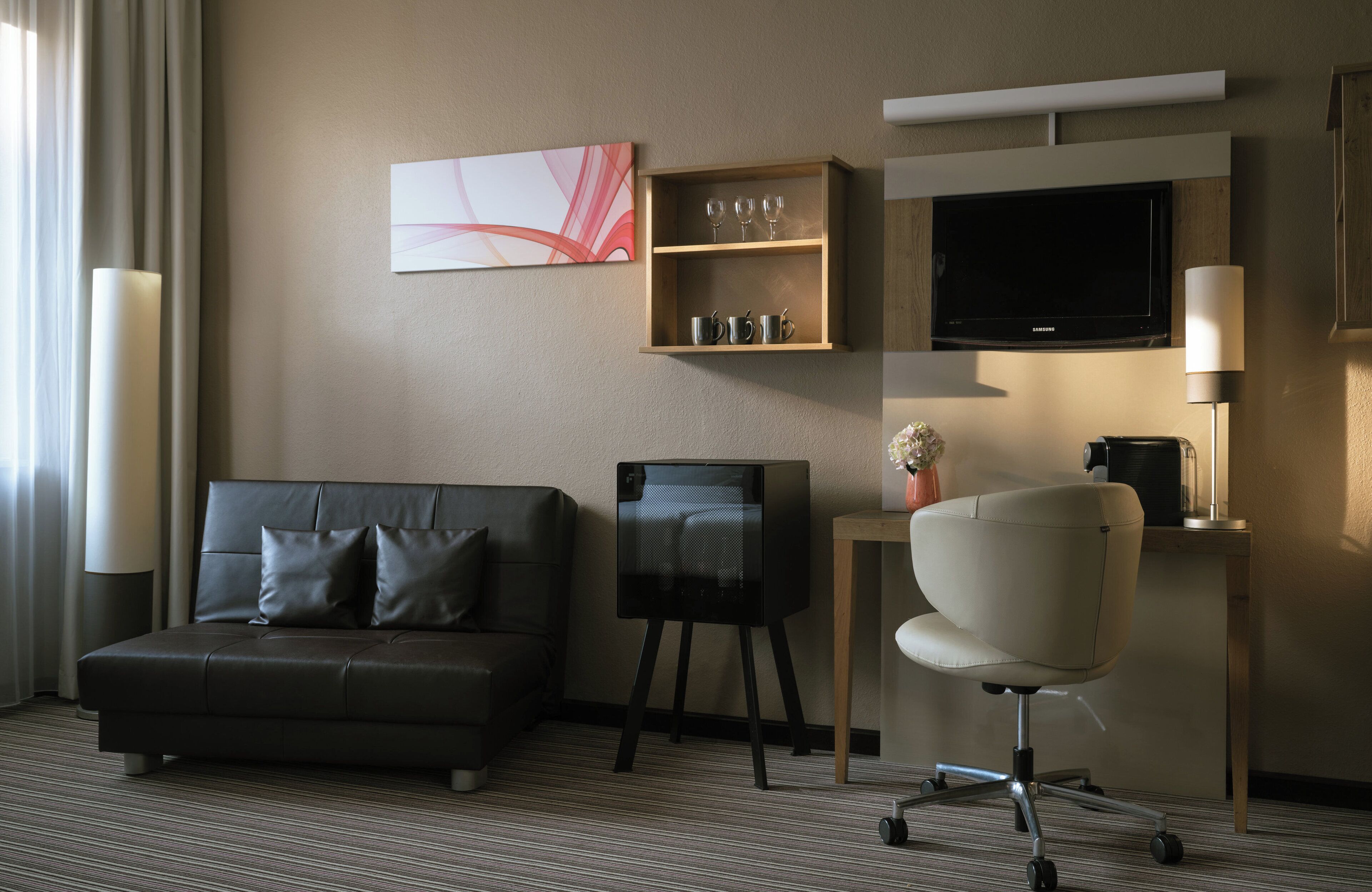 객실 내 금고, 책상, 암막 커튼, 다리미/다리미판