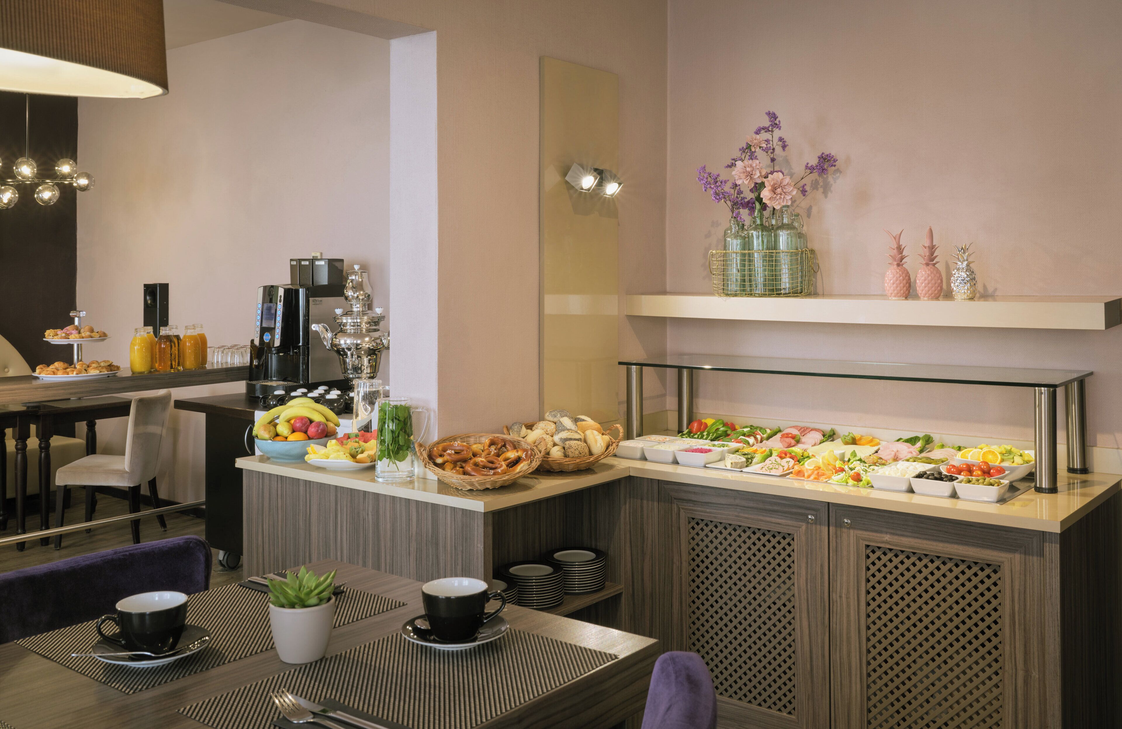 Café da manhã com buffet todos os dias (EUR 16 por pessoa) 
