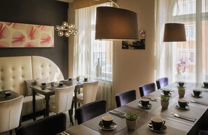 Petit déjeuner buffet (16 EUR par personne)