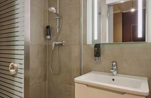 Shower, perlengkapan mandi gratis, pengering rambut, dan handuk