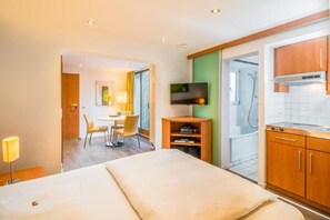 Premium bedding, down comforters, in-room safe, desk - Am Nockherberg Hotel (Munich)