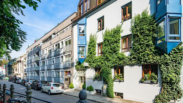 Una hilera de edificios de varios pisos, con un hotel a la derecha.