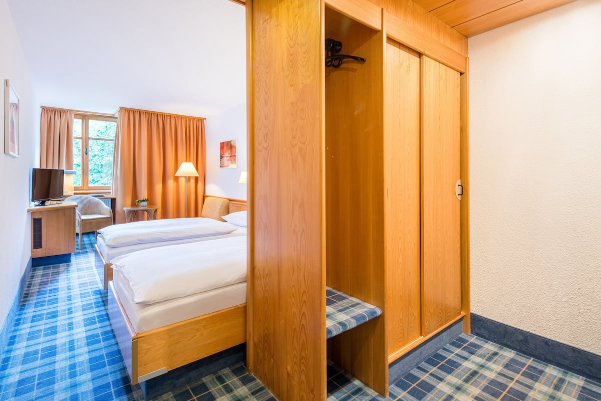 Premium bedding, down comforters, in-room safe, desk
