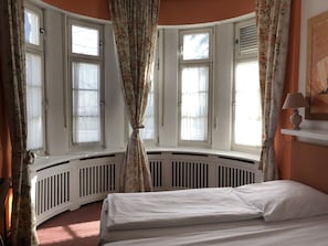 Minibar, in-room safe, desk, soundproofing - Hotel Galleria (Munich)