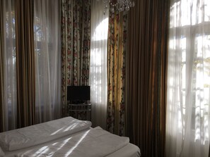 Minibar, in-room safe, desk, soundproofing - Hotel Galleria (Munich)