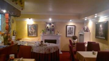 Daily continental breakfast (EUR 5 per person)