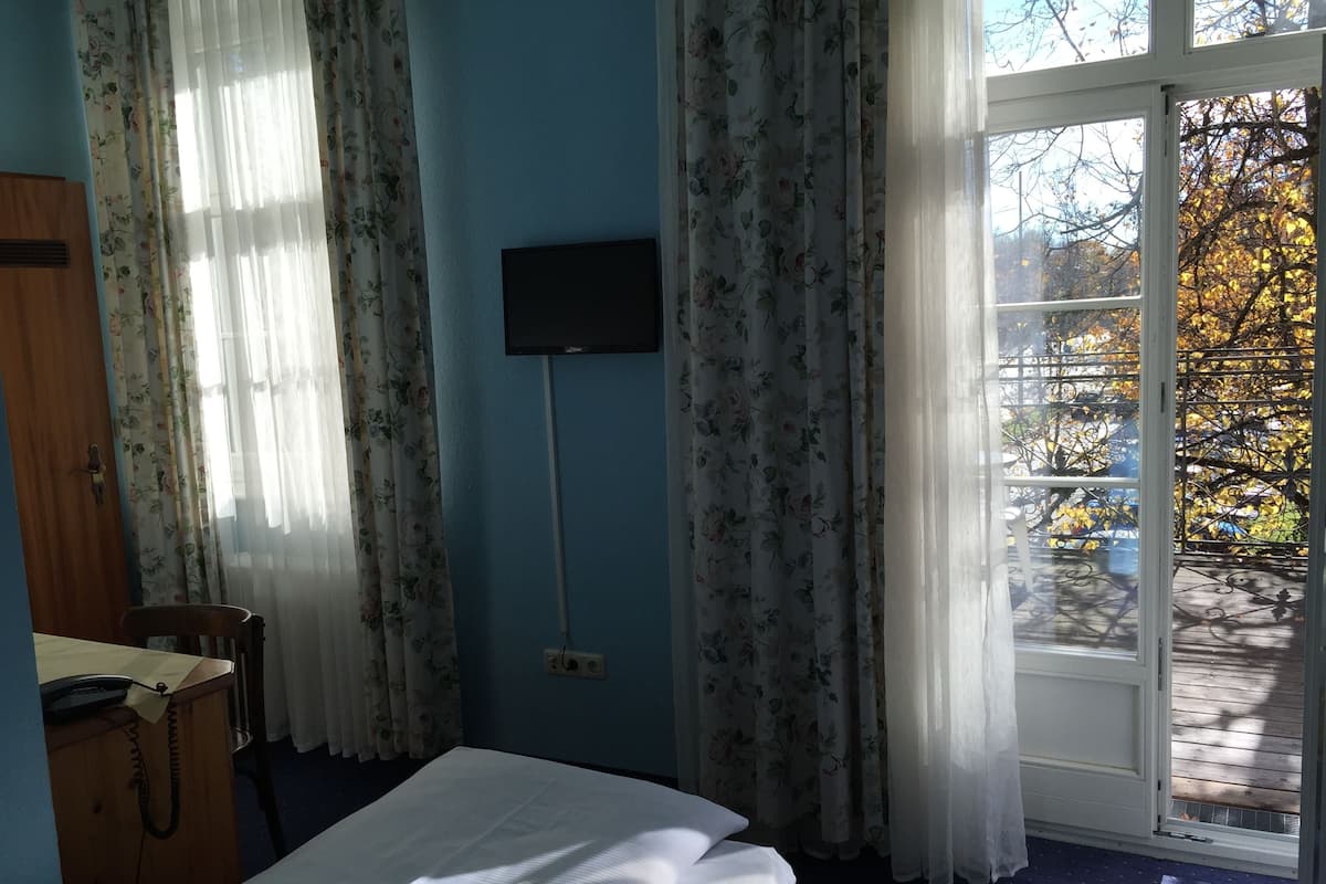 Single Room | Minibar, in-room safe, desk, soundproofing