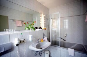 Combined shower/tub, free toiletries, hair dryer, towels - Hotel Carmen (Munich)