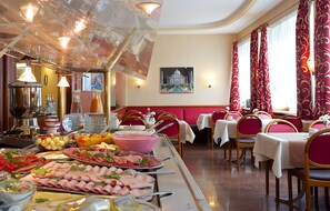 Free daily buffet breakfast - Hotel Carmen (Munich)