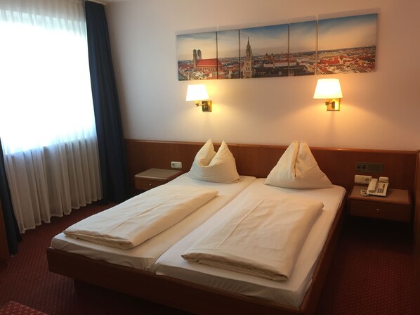 Hypo-allergenic bedding, in-room safe, desk, iron/ironing board - Hotel Carmen (Munich)