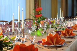 Breakfast, lunch, dinner served; international cuisine, alfresco dining  - Ringhotel Loew's Merkur (Nuremberg)