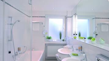 Comfort Double Room | Bathroom | Hair dryer, towels