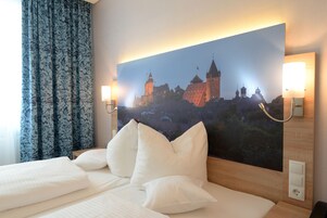 Comfort-herbergi með tvíbreiðu rúmi | Ofnæmisprófaður sængurfatnaður, míníbar, öryggishólf í herbergi