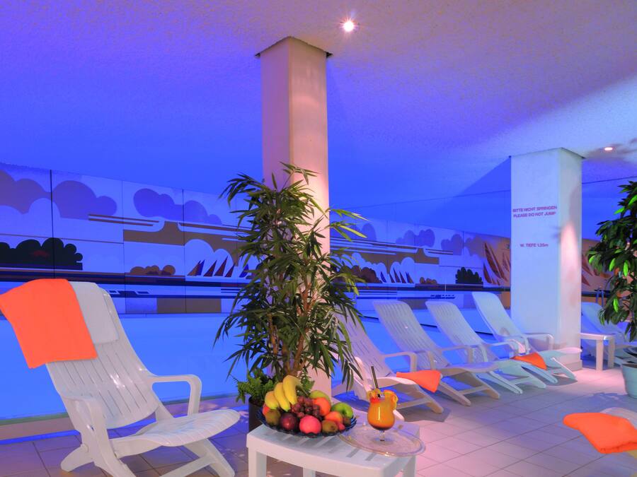 Indoor pool, sun loungers