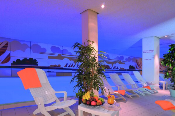 Indoor pool, sun loungers