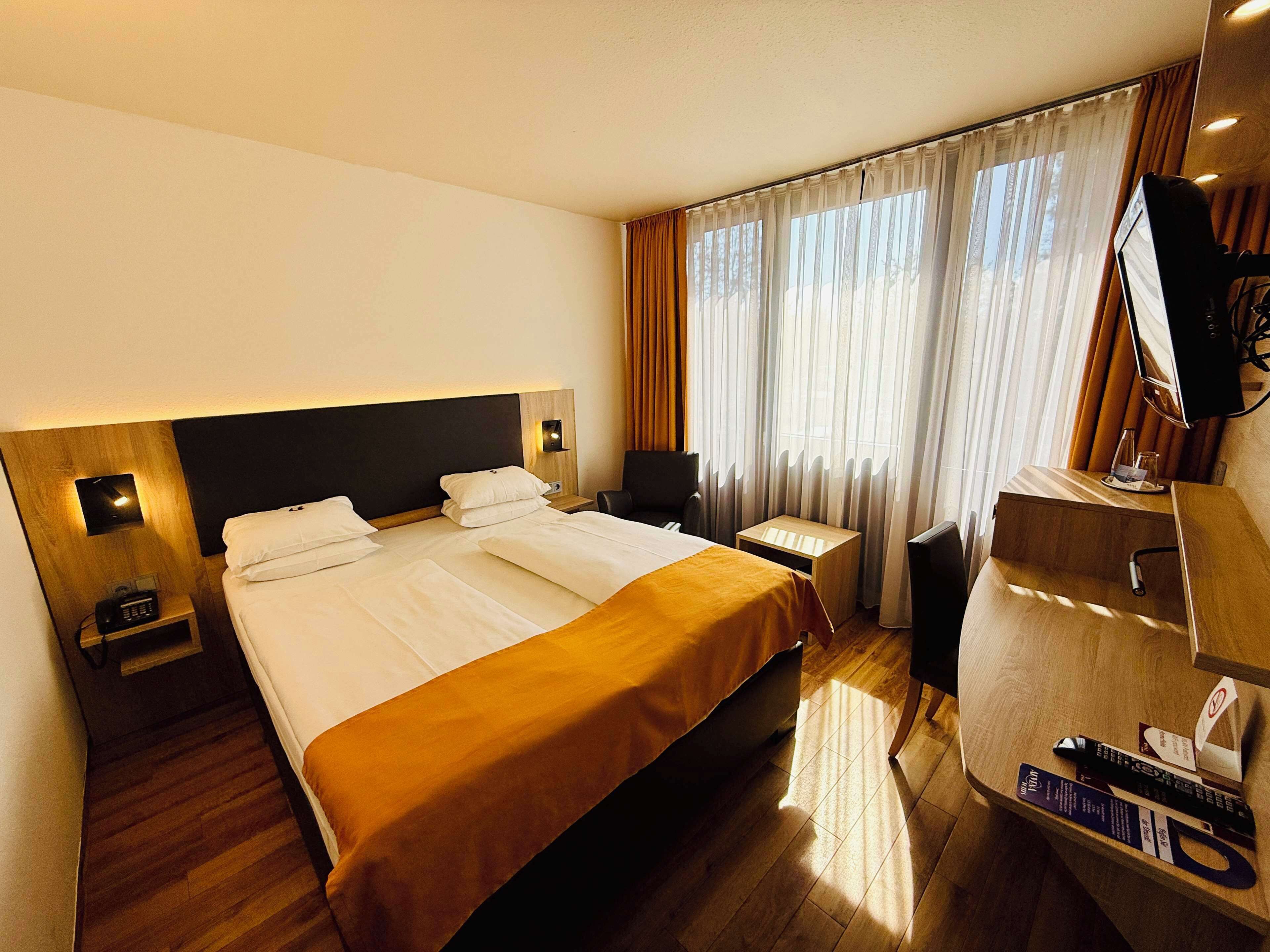 double room | hypo-allergenic bedding, minibar, in-room safe, desk