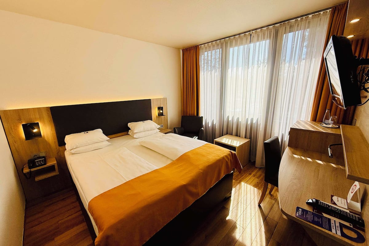 double room | hypo-allergenic bedding, minibar, in-room safe, desk