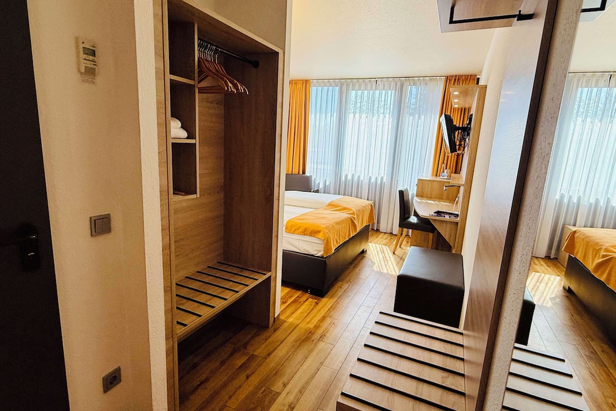double room | hypo-allergenic bedding, minibar, in-room safe, desk