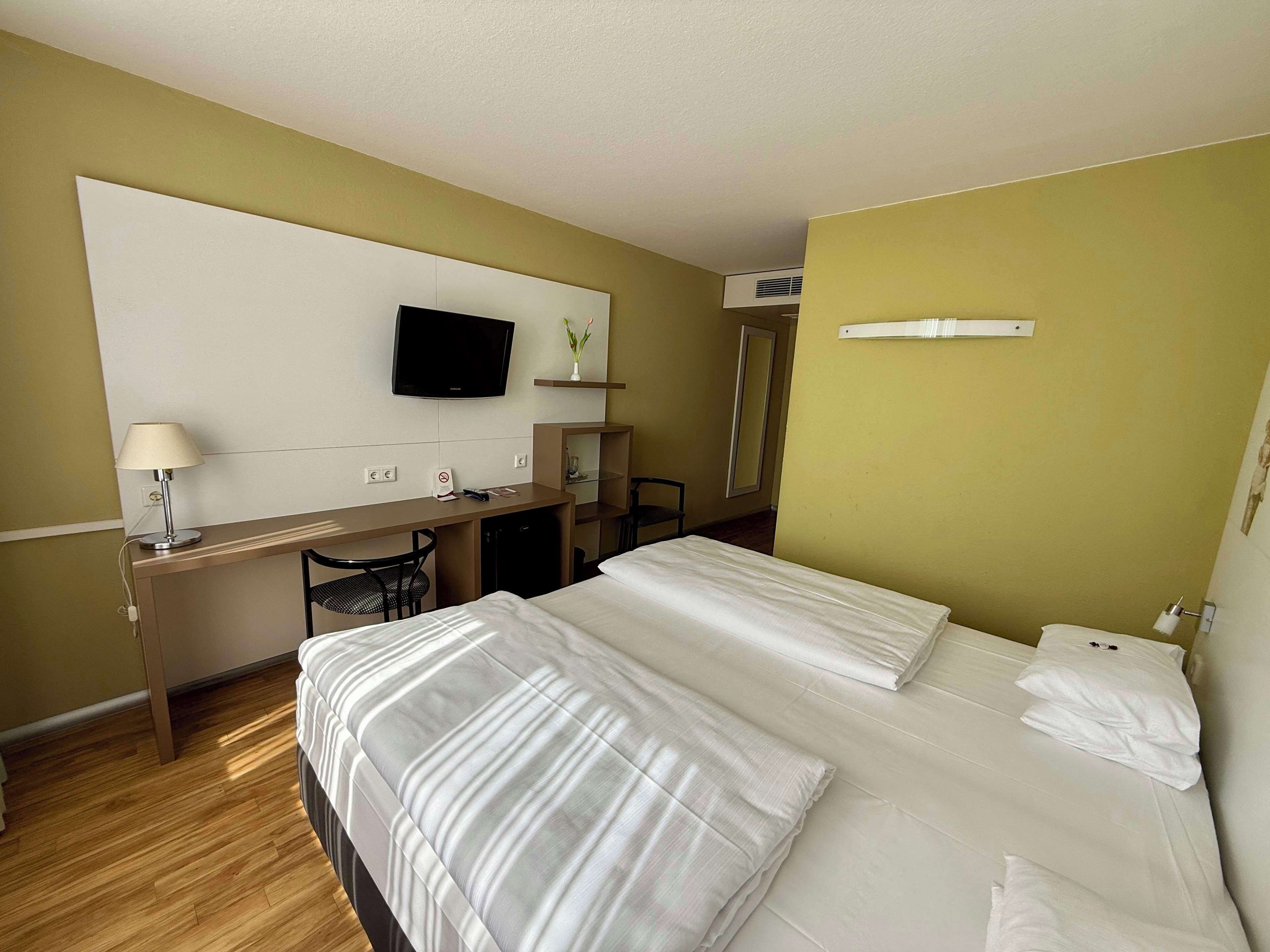 double room | hypo-allergenic bedding, minibar, in-room safe, desk