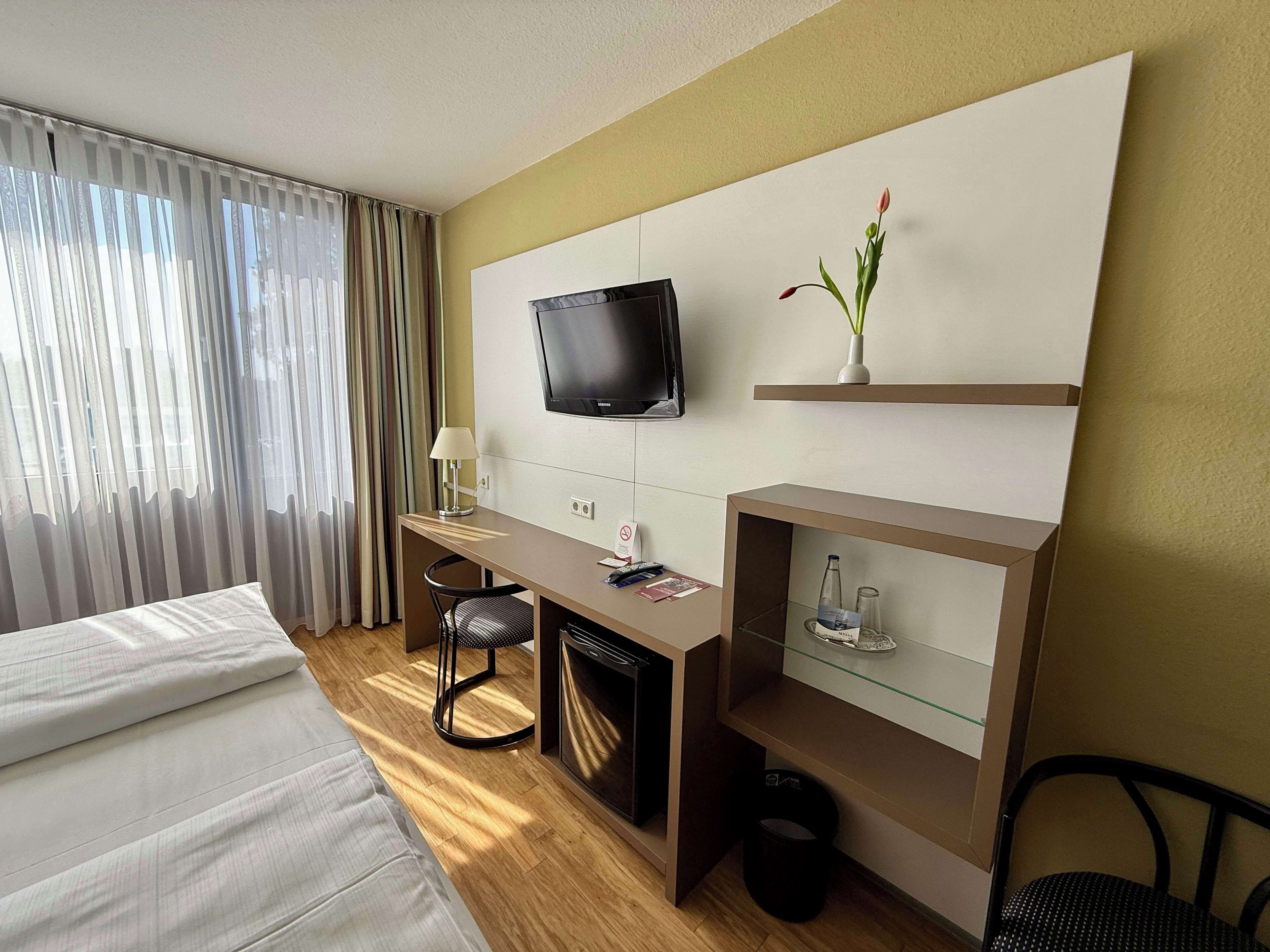 double room | hypo-allergenic bedding, minibar, in-room safe, desk