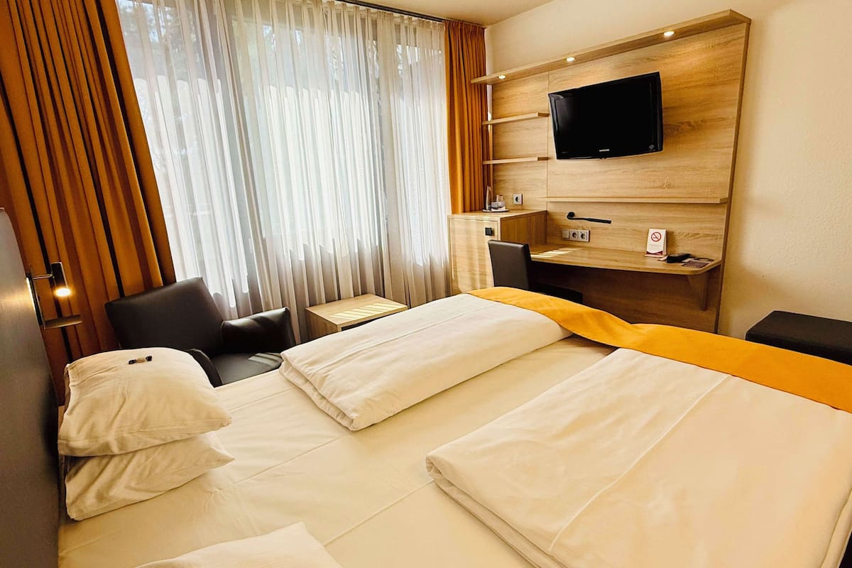 double room | hypo-allergenic bedding, minibar, in-room safe, desk