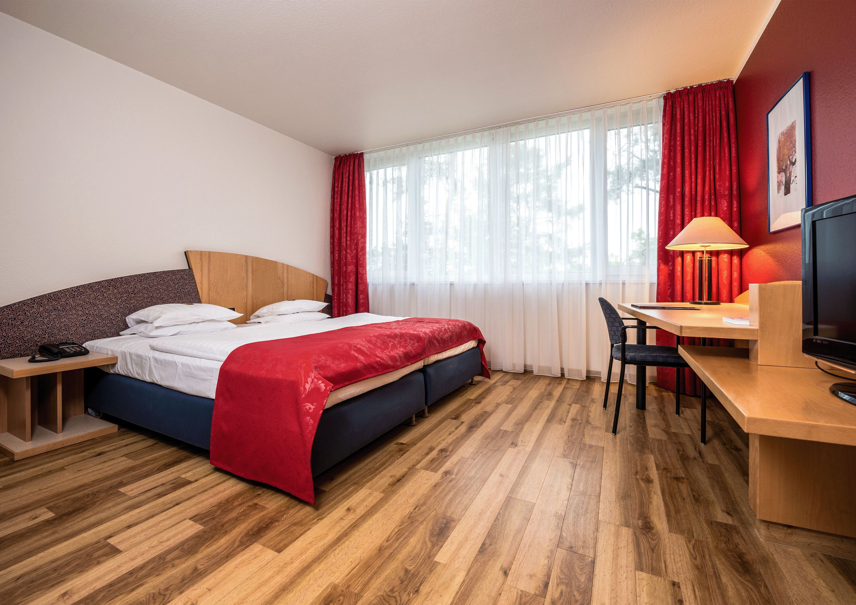 double room | hypo-allergenic bedding, minibar, in-room safe, desk