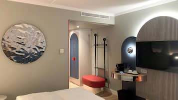 Een minibar, een kluis op de kamer, een bureau