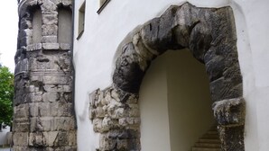 Un arco de piedra que da paso a una escalera.