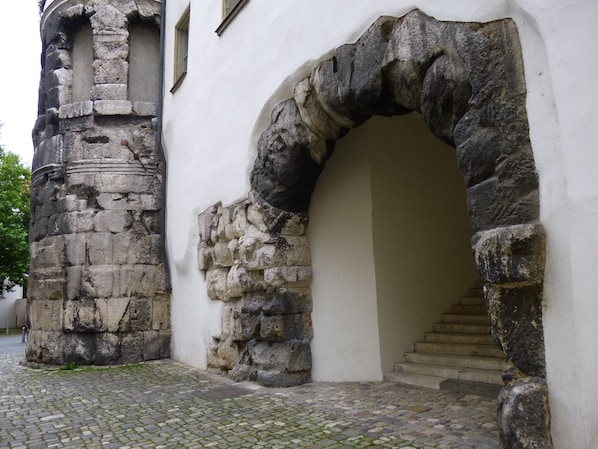 Un arc en pierre menant à un escalier.