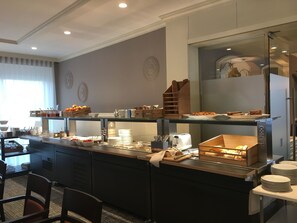 Free daily buffet breakfast