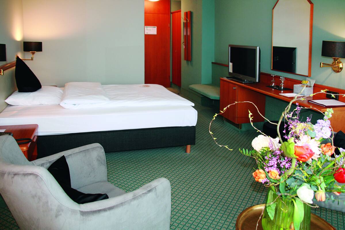 Hypo-allergenic bedding available, minibar, desk, laptop workspace