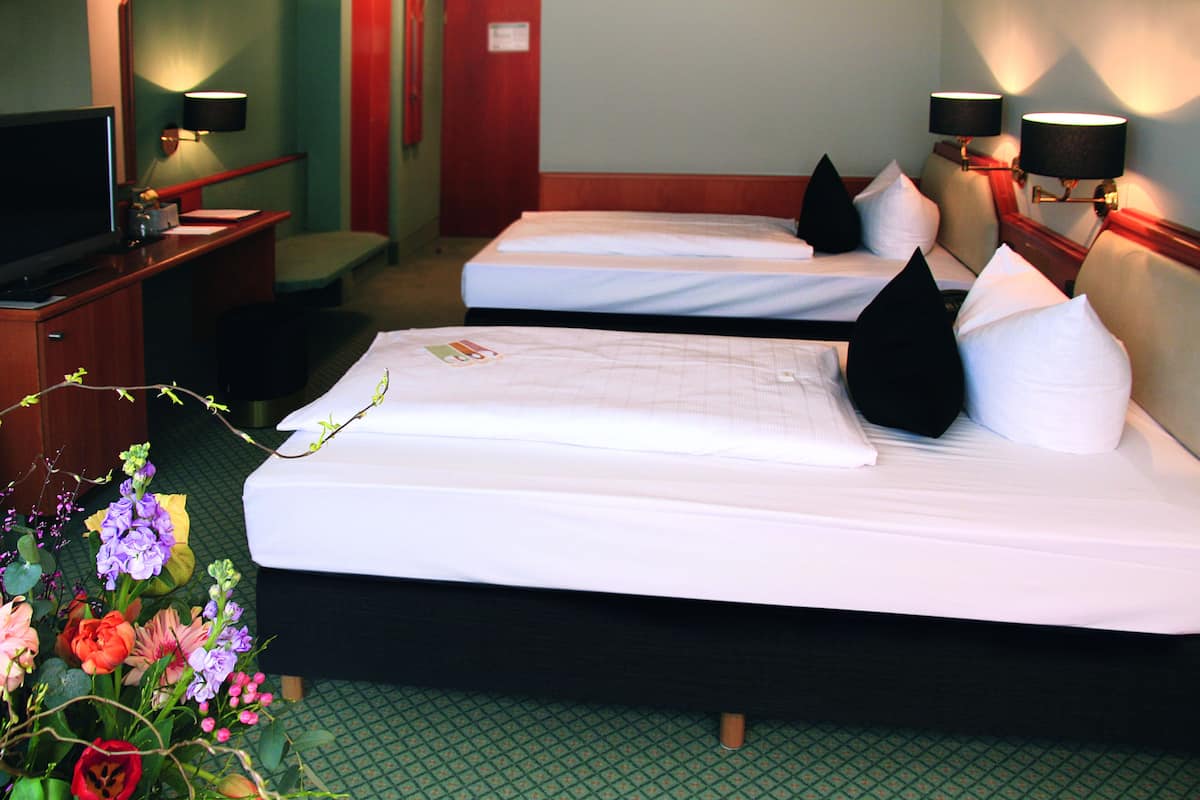 hypo-allergenic bedding, minibar, desk, laptop workspace