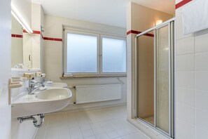 Standard Family Room | Bathroom | Shower, hair dryer, towels - Elbotel Rostock by Centro (Rostock)