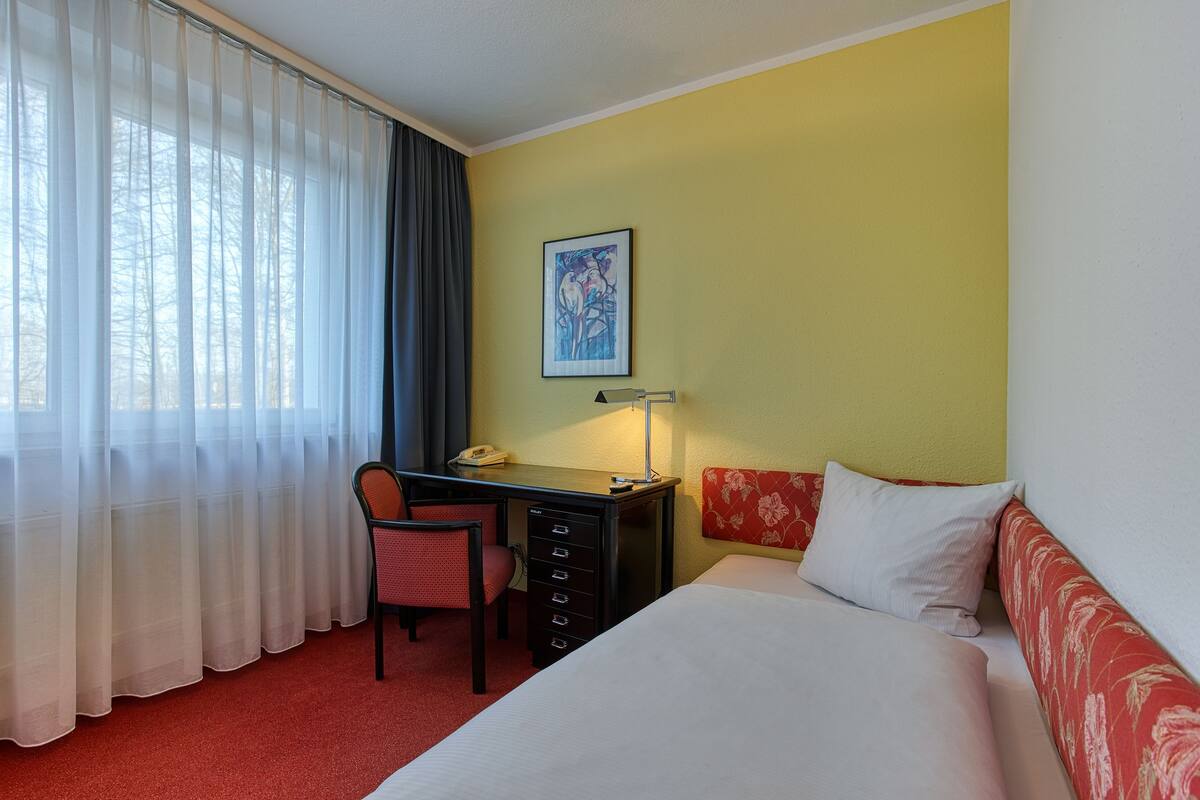 Standard Single Room | Hypo-allergenic bedding, in-room safe, desk, iron/ironing board