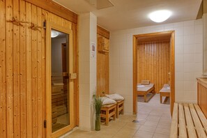 Aromaterapi, massage med varma stenar och kroppsinpackningar