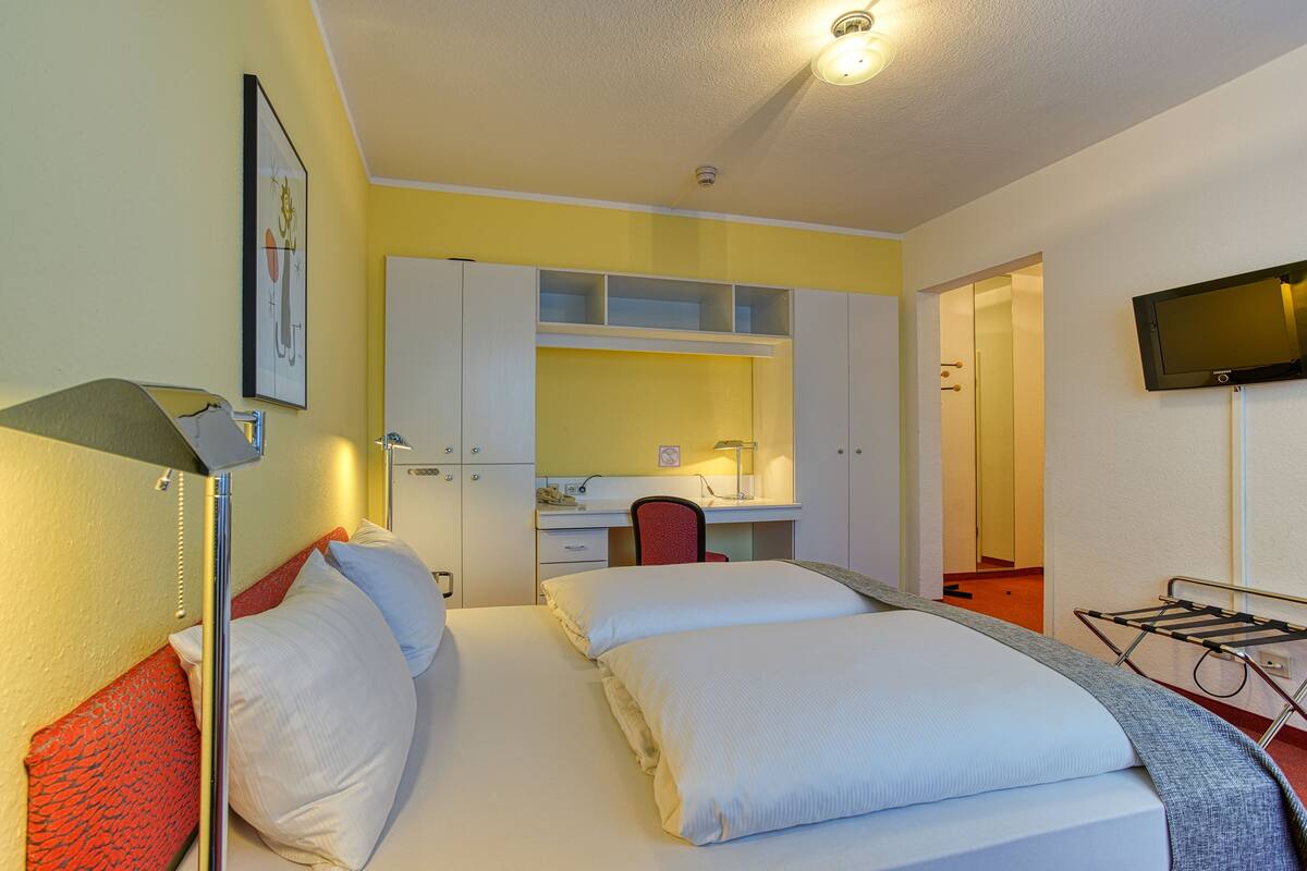 Standard Double Room | Hypo-allergenic bedding, in-room safe, desk, iron/ironing board