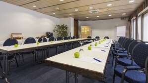 A conference room with a long table, chairs, and a whiteboard. - Hotel Berlin (Sindelfingen)