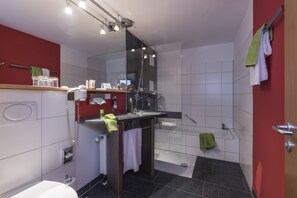  milieuvriendelijk toiletgerief, een haardroger, handdoeken