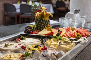A buffet with various fruits, cheeses, and desserts. - Hotel Berlin (Sindelfingen)