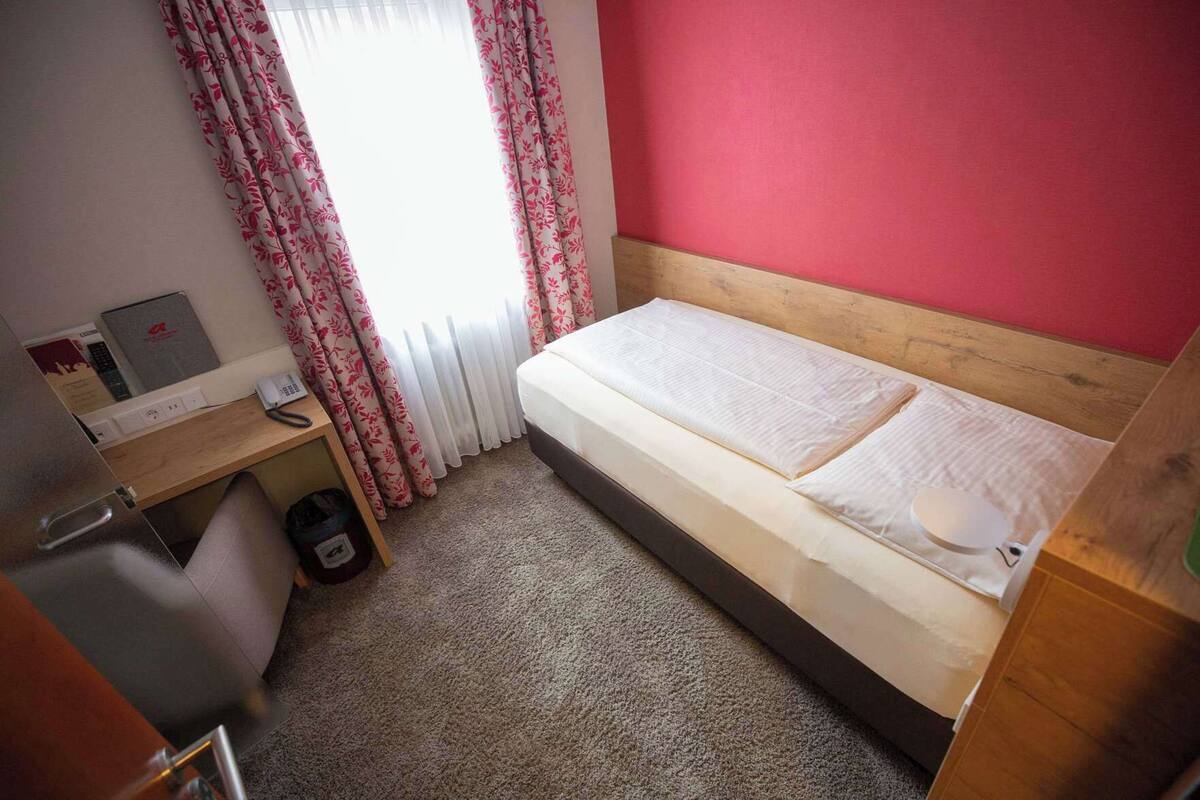 Literie de qualité supérieure, coffres-forts dans les chambres, bureau