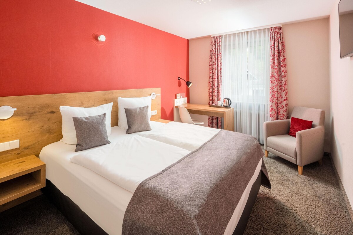 Habitación estándar, 1 cama de matrimonio | Ropa de cama de alta calidad, caja fuerte, escritorio