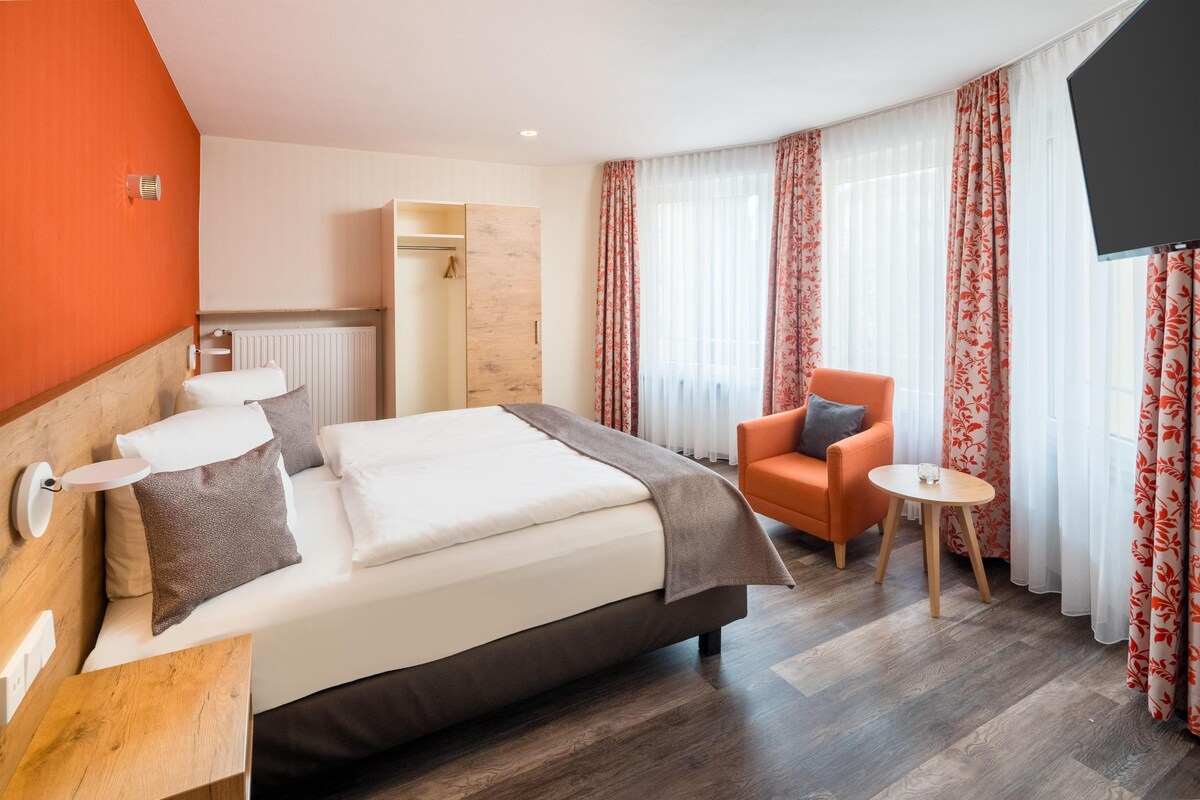 Habitación clásica, 1 cama doble, balcón | Ropa de cama de alta calidad, caja fuerte, escritorio