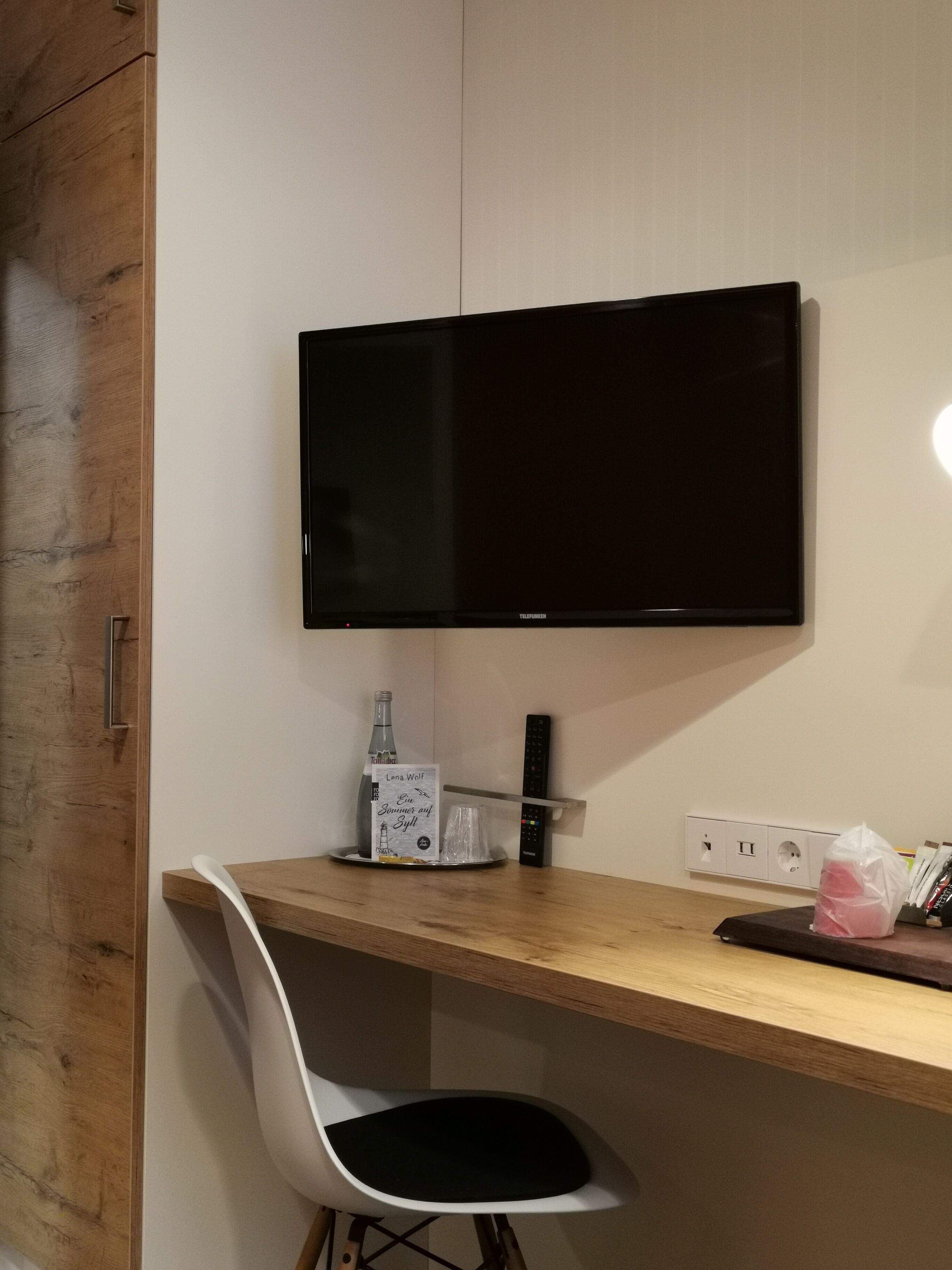 single room | premium bedding, in-room safe, individually decorated, desk