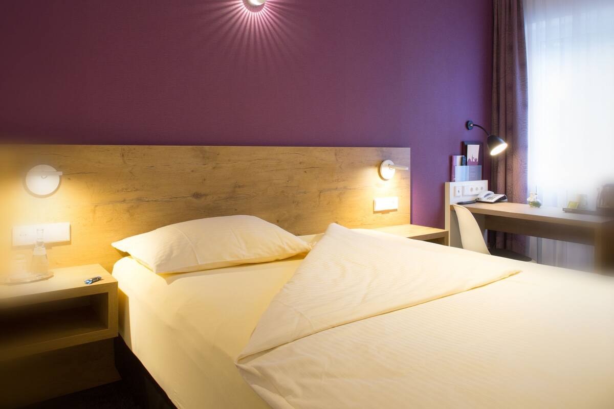 Ropa de cama de alta calidad y caja de seguridad en la habitación