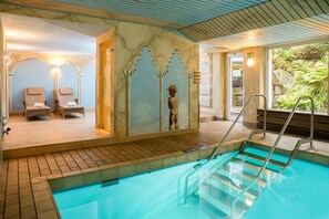 An indoor swimming pool with a clear view of the pool area, a lounge with chairs, and a mural on the wall. - Hotel Azenberg Stuttgart, Sure Hotel Collection by BW (Stuttgart)