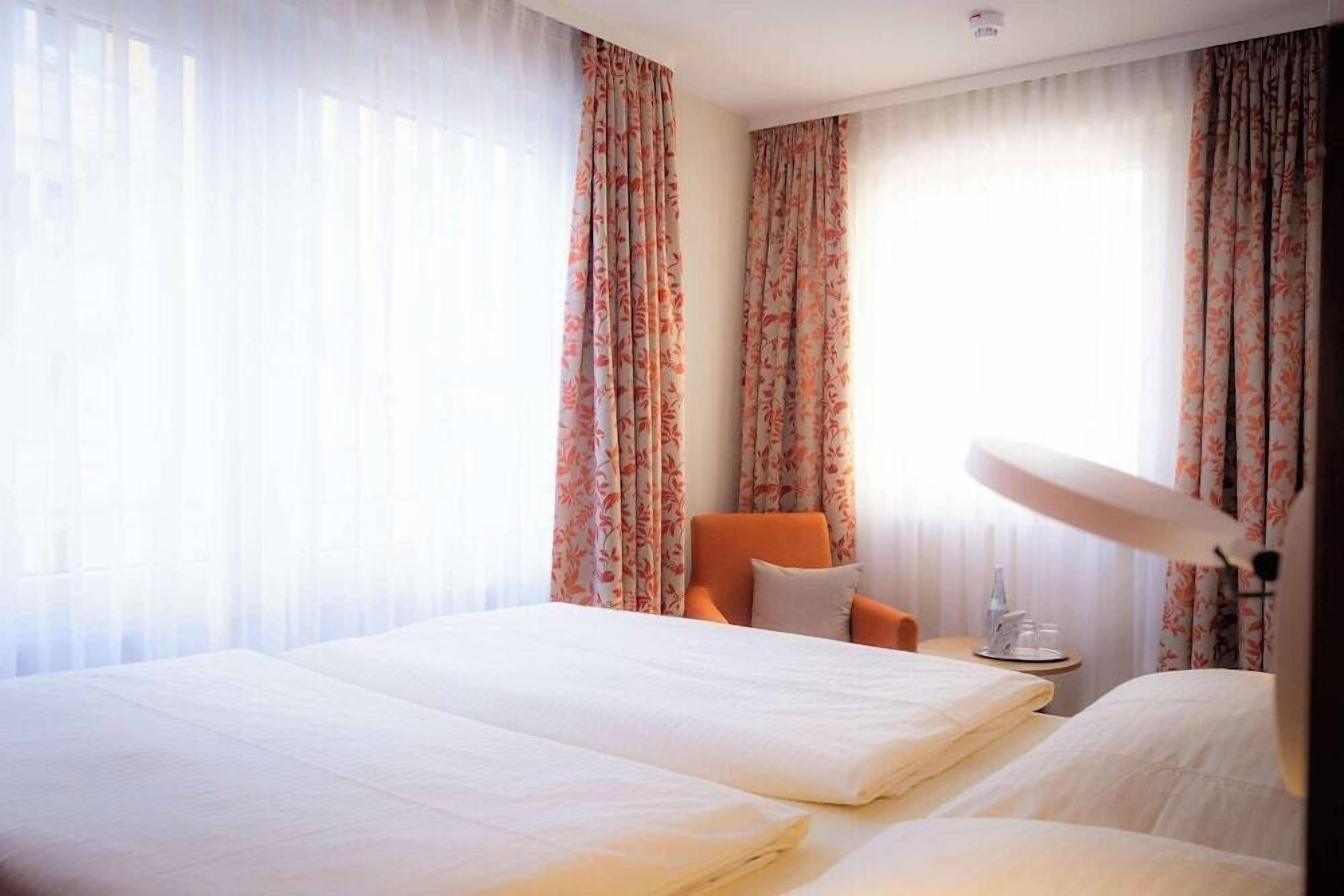 Ropa de cama de alta calidad y caja de seguridad en la habitación 