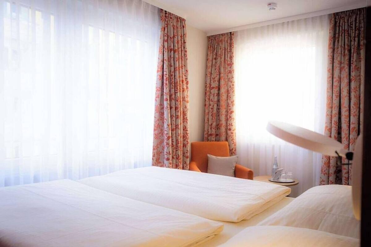 Ropa de cama de alta calidad y caja de seguridad en la habitación