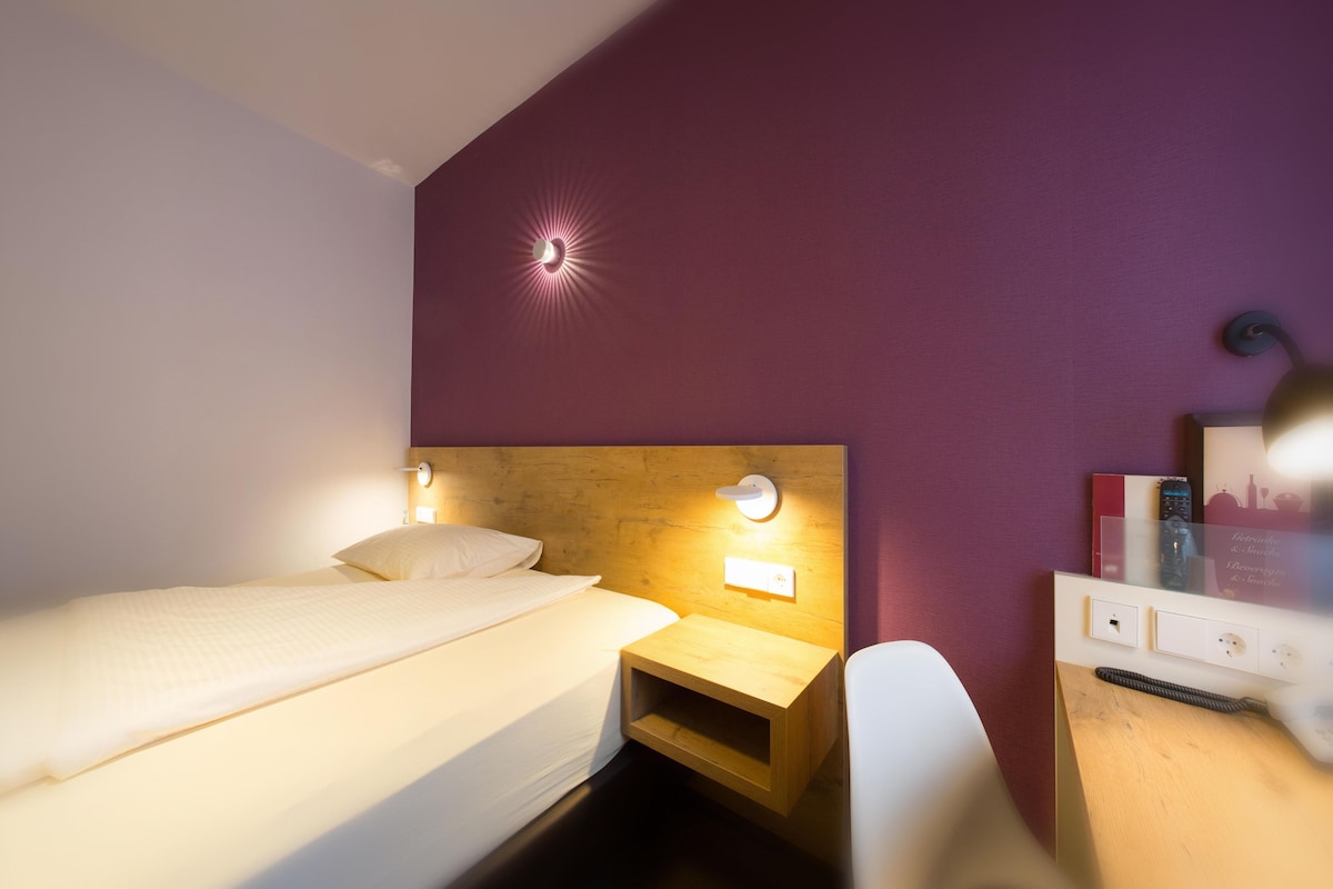 Standard Room, 1 Queen Bed | Premium bedding, in-room safe, desk, laptop workspace