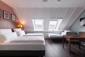In-room safe, desk, laptop workspace, blackout drapes - Garner Hotel Stuttgart City Centre by IHG (Stuttgart)